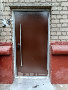 Входная дверь терморазрыв  металл / металл с доводчиком на заказ для медцентра