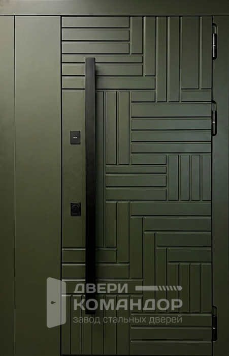 Входная дверь хаки с модульной фрезеровкой и ручкой-рейлингом №96